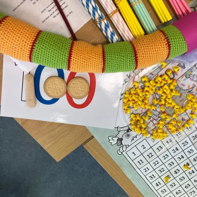 De kleuters hadden vandaag hun 100-dagen feest, 100 dagen naar school en al 100 dagen slimmer! We hebben allemaal spelletjes gedaan in het thema '100'. 100 badeendjes zoeken, 100 bekertjes opstapelen, 10x10 voorwerpen zoeken in en in de tuff-tray leggen, cijfers 1-100 zoeken in school een kleurplaat en een 100 traktatie. Het was een feest! #100dagen @slimmekleuters @noorderbasis #schoolmetdebijbel