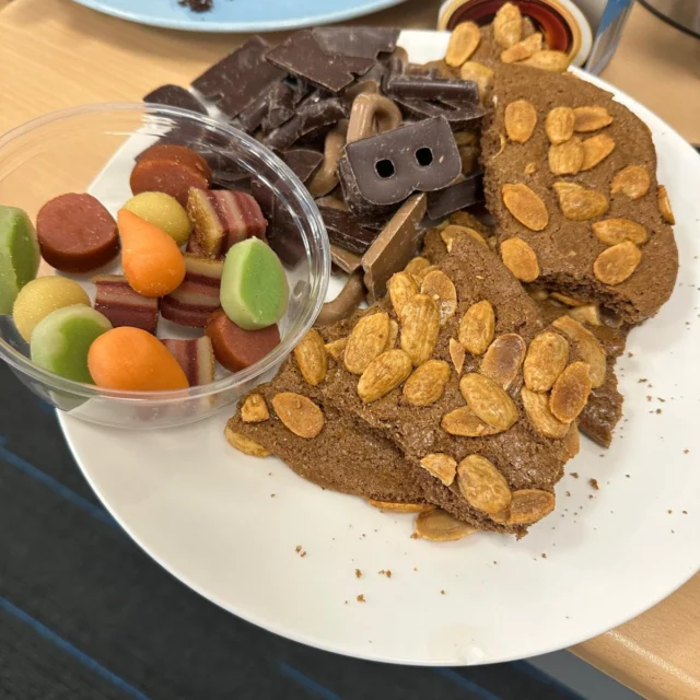We hadden vandaag als team een heerlijke, nuttige studiedag. Van een ouder kregen we lekkers, onze interim directeur had lekkers gebakken en van onze dag van de leerkracht hadden we een heerlijke borrelplank!We hebben naast al deze heerlijke versnaperingen ook keihard gewerkt! Allerlei onderwerpen zijn besproken waar we als team mee aan de slag gaan in onze groepen. We kijken terug op een geslaagde studiedag, waarbij we ons onderwijs voor onze leerlingen nog mooier hopen te maken. #studiedag @Noorderbasis