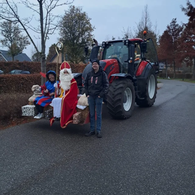 Vandaag hadden we een super gezellige sinterklaasviering bij ons op school. Sinterklaas en zijn piet kwam aan met de trekker, helaas was er 1 piet zoek. Rolstoelpiet had op school geslapen in de bouwhoek, dat vonden de kleuters toch wel heel bijzonder! De kinderen hebben pietengym laten zien aan sint en zijn pieten, er werd gezonden en gedanst. Het was een heerlijke ochtend. In de bovenbouw zijn prachtige surprises gemaakt, het is altijd weer bijzonder om te zien hoeveel creativiteit er wordt ingezet bij de surprises prachtige kunstwerken waren weer het resultaat. #Noorderbasis #Sinterklaasfeest #feest #genieten @noorderbasis